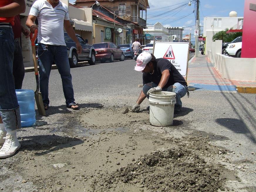 Pelegrinos de Moca bachean calles con cemento